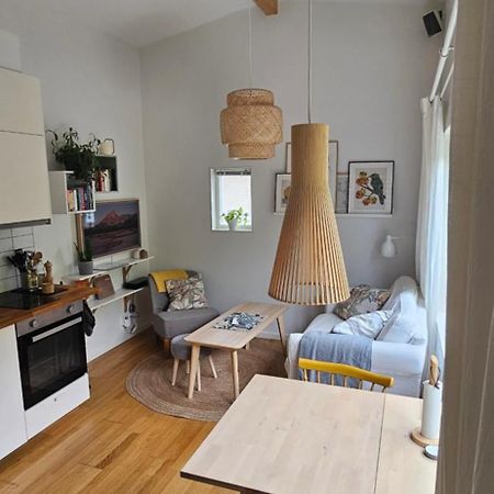 Tiny Grey House With Loft, 15 Min From City Center Гётеборг Экстерьер фото